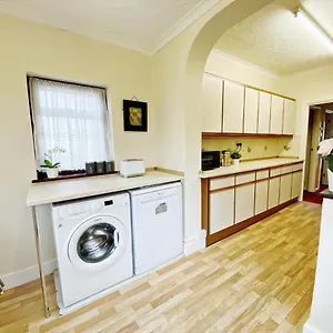  Holiday home Barking House Sleeps 11 - Parking - Train Tube - Airport