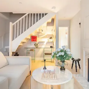  Holiday home Spring Cosy 2-bed With Free Parking